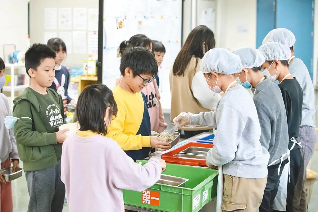 圖為小學生盛飯菜吃營養午餐。（圖/資料照）