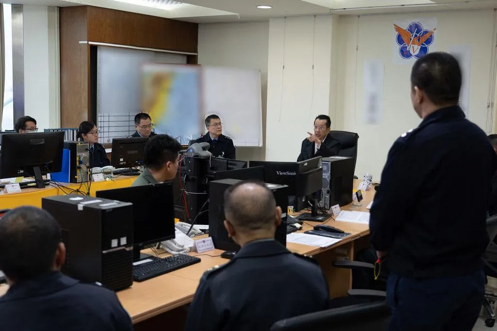 顧部長赴花蓮基地聽取任務簡報，掌握當前搜救進度與兵力派遣狀況。（圖／國防部提供）