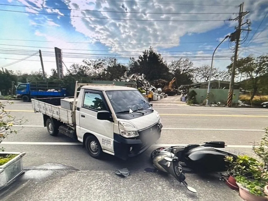 苗栗縣後龍鎮勝利路昨(9)日發生嚴重死亡車禍,一名64歲朱姓機車騎士疑因閃避跨越雙黃線的休旅車,不慎撞上正在倒退的小貨車,遺憾送醫不治。(圖/警方提供,下同)