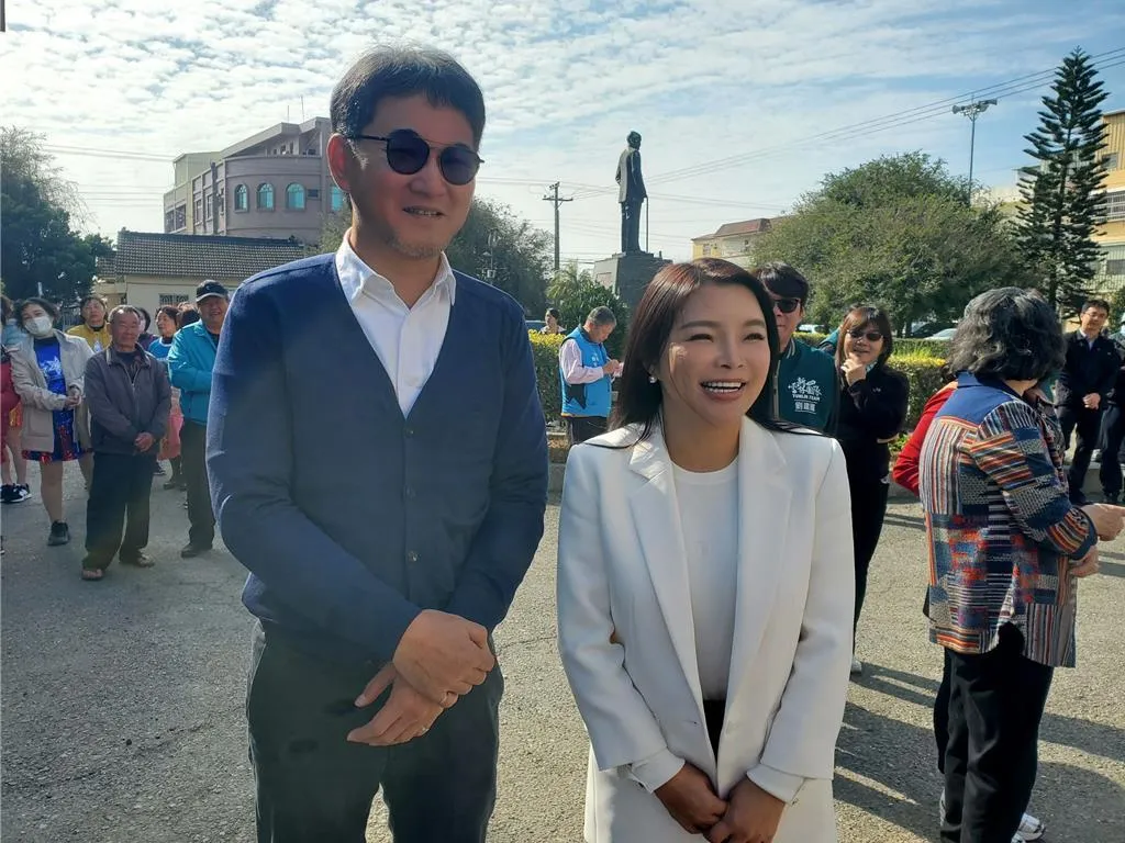 2026雲林縣長參選人國民黨立委張嘉郡（右）與民進黨立委劉建國（左），兩人今天在媒體催促下，於元長鄉留下難得的同框照。（圖／中時周麗蘭攝）