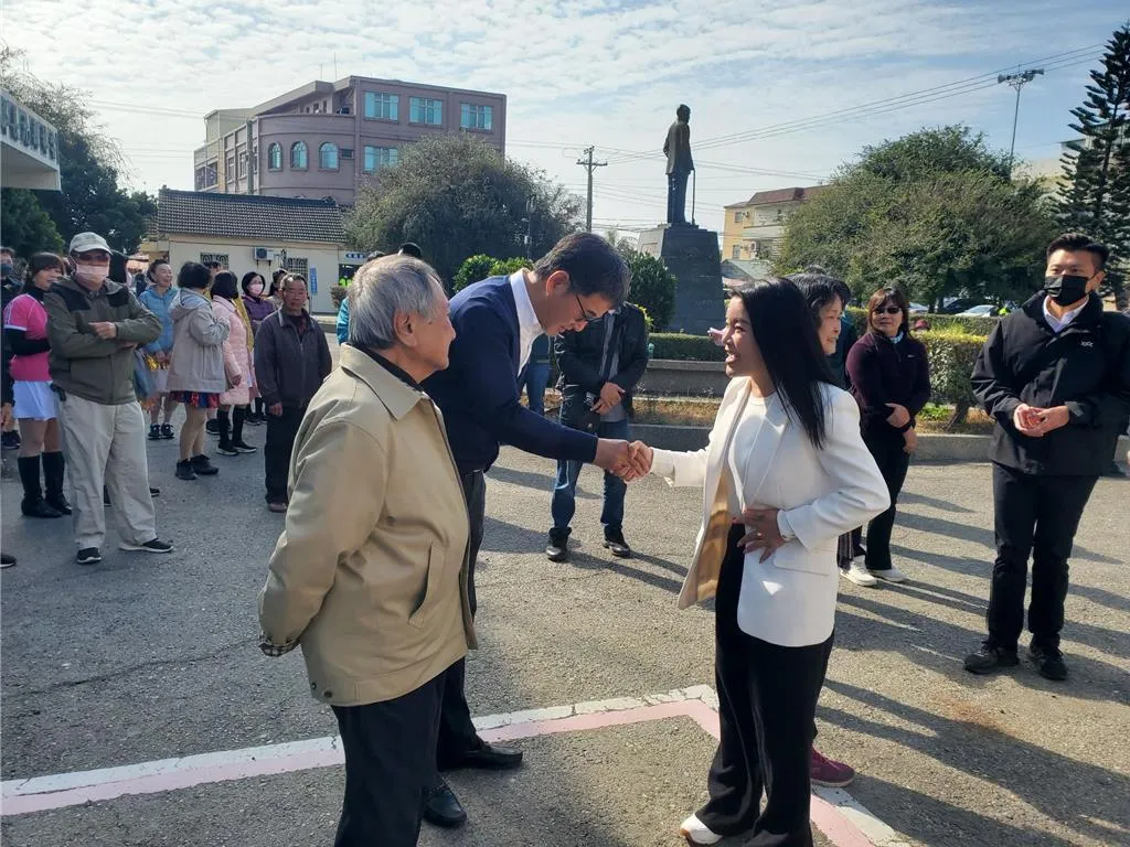 張嘉郡主動向劉建國握手，劉建國彎腰配合。（圖／中時周麗蘭攝）