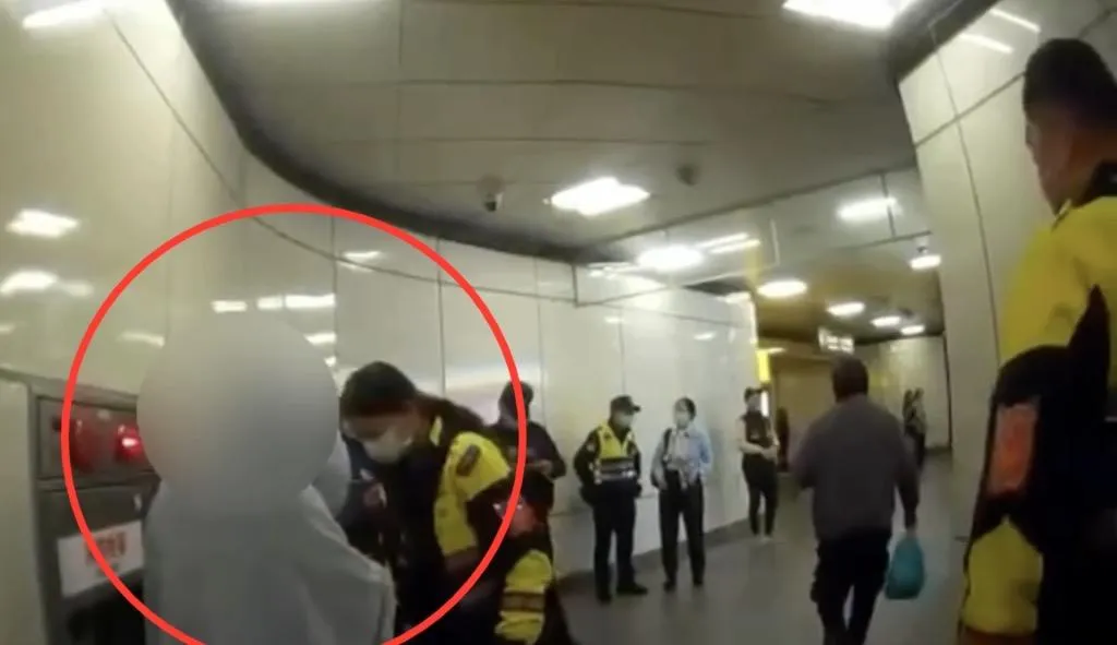 女子遭指在車廂內喊殺人警方趕赴現場。（圖／翻攝畫面）