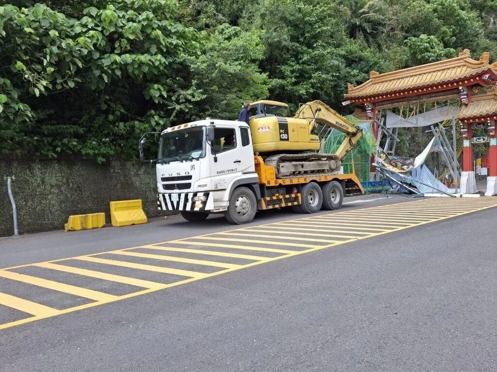 太魯閣牌樓「東西橫貫公路」字牌尚在修復又被工程車撞上，幸而牌樓本體未受損。（圖／太管處提供）