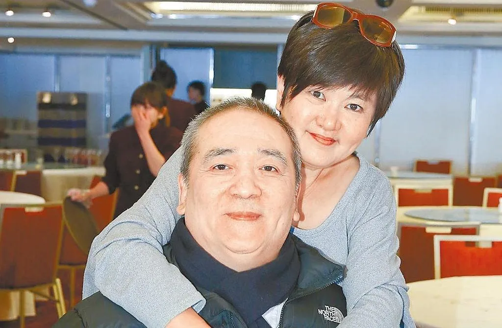 台劇《花系列》男演員趙學煌（前排）罹病後，受妻子蔡秋蓉鼓勵很多，不料傳出趙學煌1月10日凌晨病逝，享壽69歲。（圖／中時／羅永銘攝）