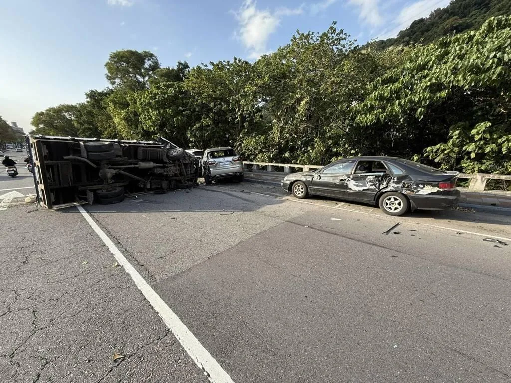 台北士林區至善路,一輛載運施工器材及廢棄物的貨車,行駛至該路段時疑似失控,導致翻覆並波及停放在路旁的9輛汽車與機車。(圖/翻攝畫面)