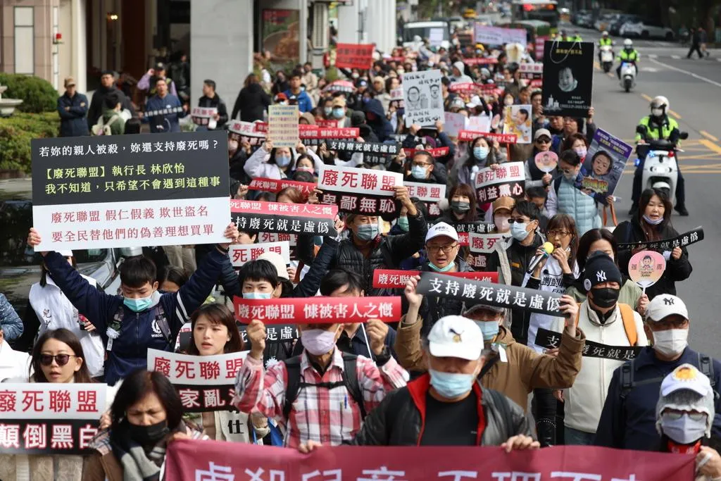 兒少守護行動團體11日號召數百人，在台北市舉辦「護兒少，反廢死」遊行。（報系資料照）