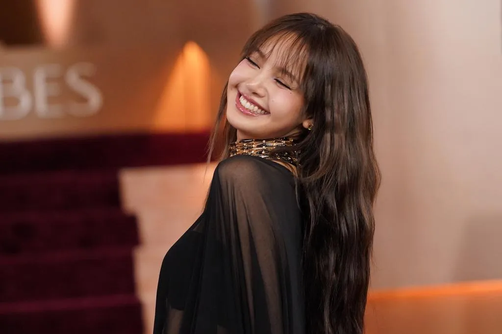 韓國女團BLACKPINK成員Lisa在金球獎紅毯以薄紗裙裝性感亮相。（圖／美聯社）