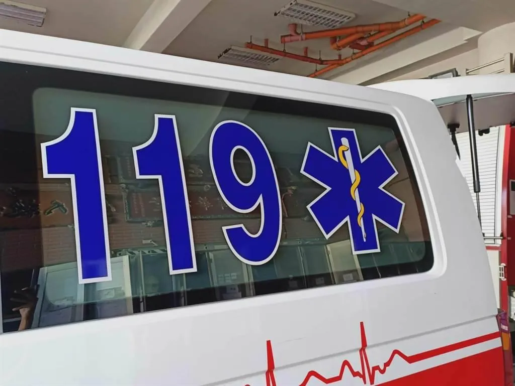 一名約六旬婦人疑似飲酒後登山,在低溫環境下突感心悸、雙腳無力受困山徑,消防人員緊急出動捲式擔架合力救援送醫,才將她從鬼門關前救回。(圖/資料照)