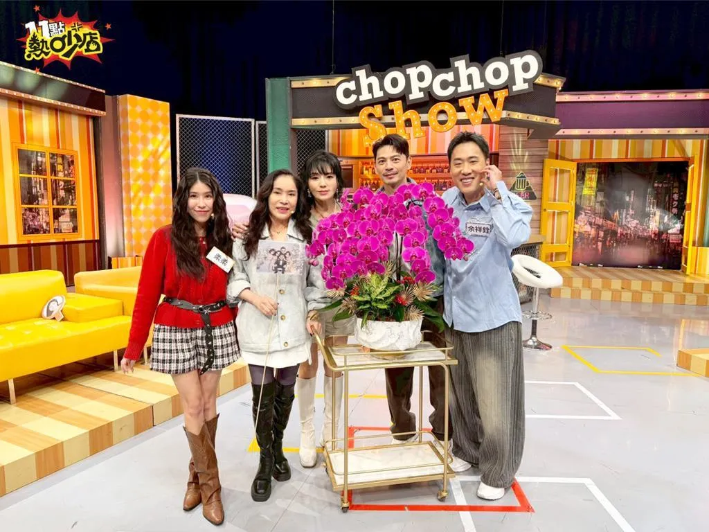 李亞萍（左2）跟兒子余祥銓（右1）一同登上《11點熱吵店》。（圖／TVBS）
