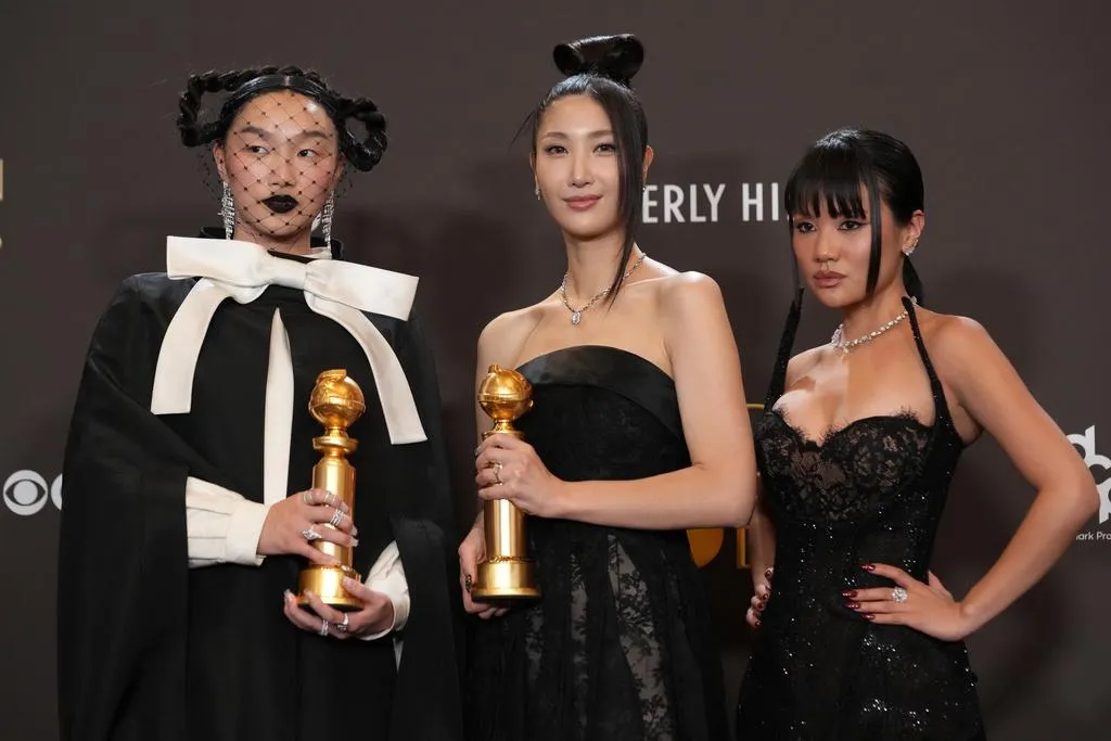 《Kpop獵魔女團》片中金曲Golden的原唱Audrey Nuna(左)、EJAE(中)、Rei Ami(右)。(圖/美聯社)