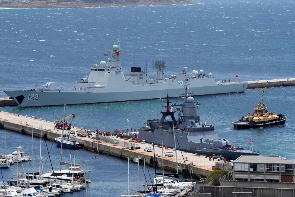 大陸、俄羅斯軍艦9日停靠在南非賽門鎮港口。（圖／美聯社）