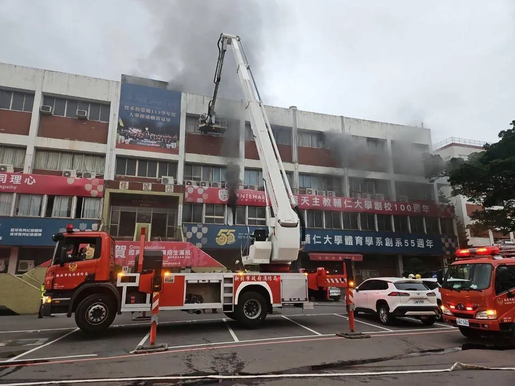 輔大校園教師研究室起火，警消出動60人迅速控制火勢。（圖／中天新聞，下同）