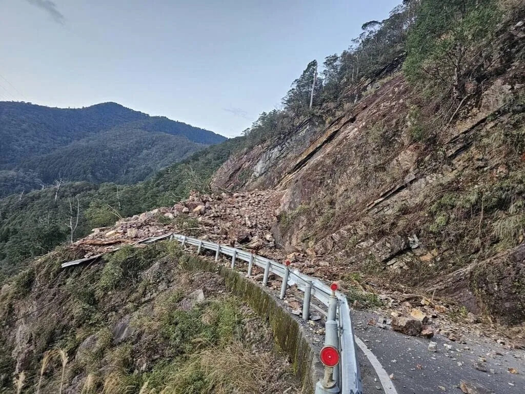 大量土石崩落,阻斷交通。(圖/公路局提供)