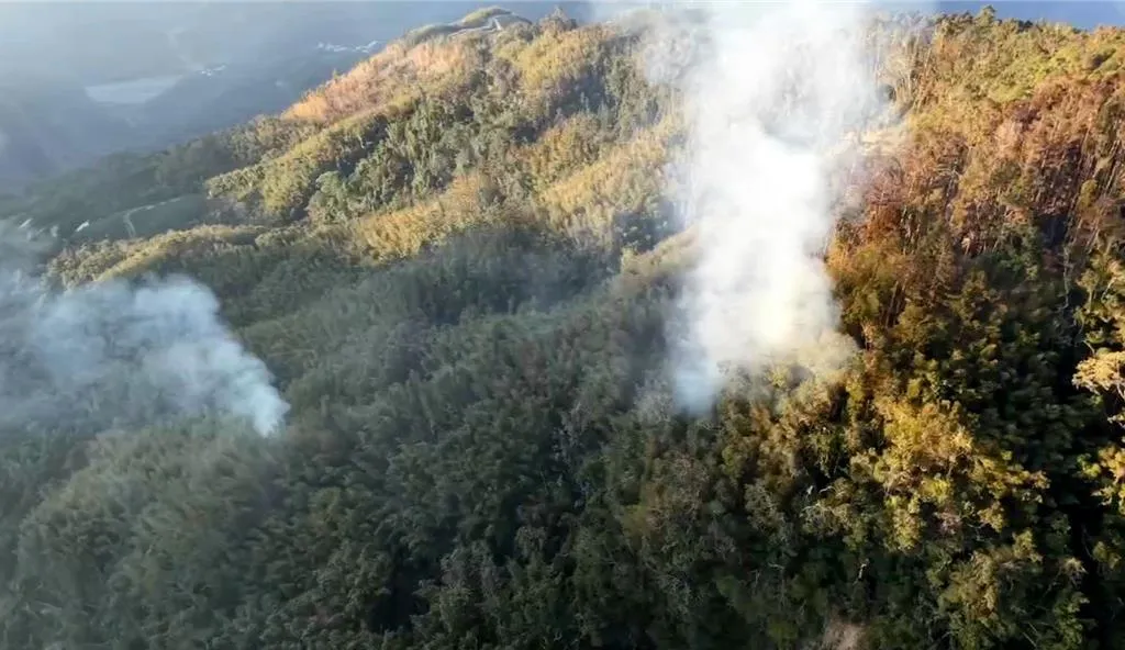 警消目前仍持續阻擋火勢，避免其延燒至「竹創生基地」（圖／雲林縣消防局提供）