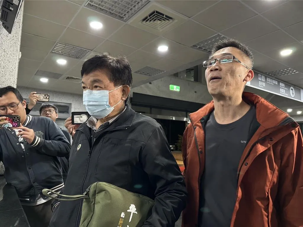 花蓮縣馬太鞍溪堰塞湖溢流潰決造成光復鄉19人死亡、5人失蹤。光復鄉長林清水(前左)今天上午遭檢調帶回問訊,並在深夜11時抵達地檢接受複訊。(圖/中時提供)