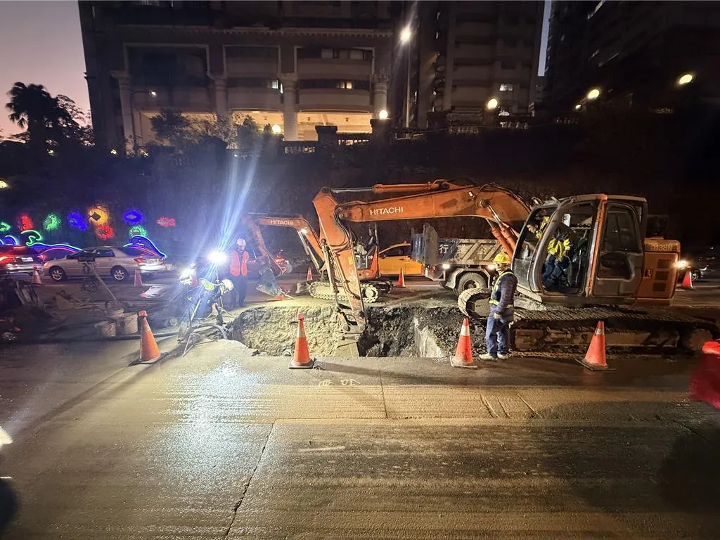 基隆市安樂區麥金路於1月15日下午發生自來水輸水管線漏水事件，造成近4.7萬戶居民的用水受到影響。（圖／民眾提供）