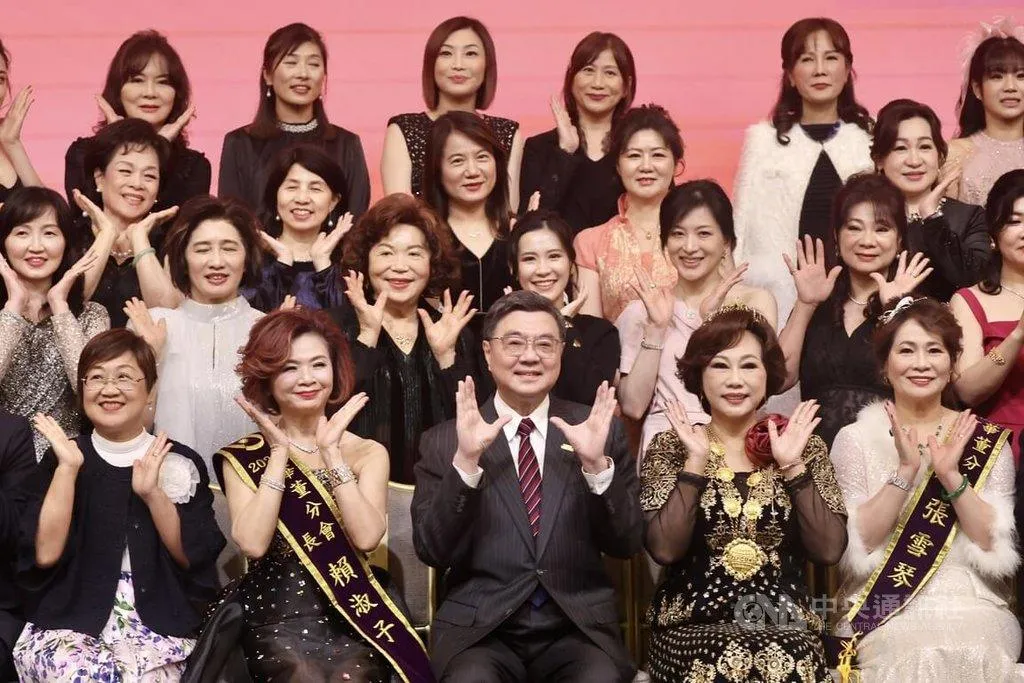 行政院長卓榮泰（前中）15日在台北出席「世界華人工商婦女企管協會華董分會第5、6屆會長交接暨理監事就職典禮」，與新任會長賴淑子（前左2）等人一同比出微笑手勢留影。中央社記者王飛華攝