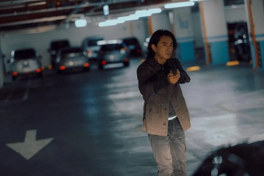港星鄭伊健在台劇《百萬人推理》中飾演警探,起初以為是拍攝文藝片的他不知道有很多動作場面,還搞笑向導演表示要加錢。(圖/Netflix)