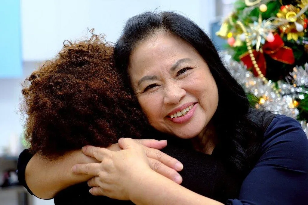 14年前,「美美」(左)的母親在台灣生下她,因無合法身分成「黑戶寶寶」,更從母體垂直感染HIV。台灣關愛基金會創辦人楊婕妤(右)在美美被遣返後,自掏腰包資助;美美近日重返台灣,與楊婕妤暖心重聚。(圖/中央社/關愛基金會提供)
