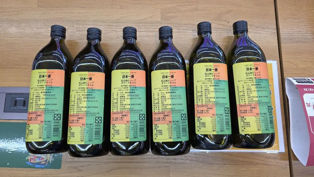 國內2家食品公司涉嫌自國外引進低價「橄欖粕油」，假冒高價「日本一番頂級橄欖油」（圖）販售給下游廠商。衛福部食藥署16日傍晚表示，除相關油品全面下架回收，全案已由地檢署偵辦中。（食藥署提供）