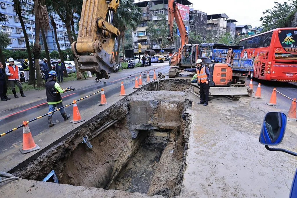 基隆麥金路地下輸水管破損漏水。（圖／基隆市政府提供）