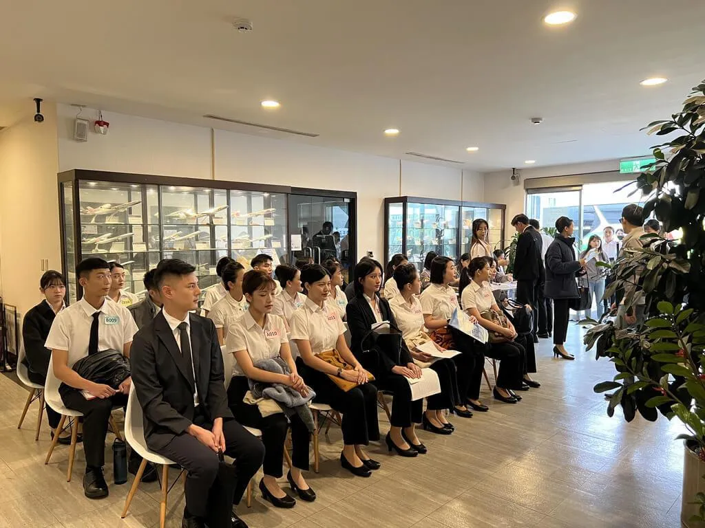台灣虎航17日舉行2026年首場客艙組員招募初試，預計錄取60名，吸引近2400人報名，經初步書面資料篩選後，約1200名應試者進入初試階段，競爭相當激烈。（台灣虎航提供）