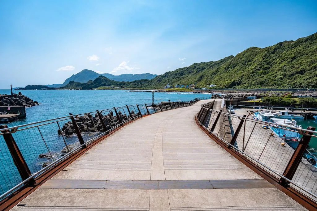位於基隆市的「望海巷跨海景觀橋」被譽為北台灣最美的跨海自行車步道之一，長約170公尺。（圖／基隆市文化觀光局）