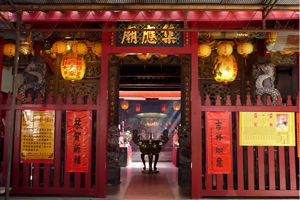 景美集應廟保有傳統紅色木柵欄。（圖／翻攝自集應廟臉書）