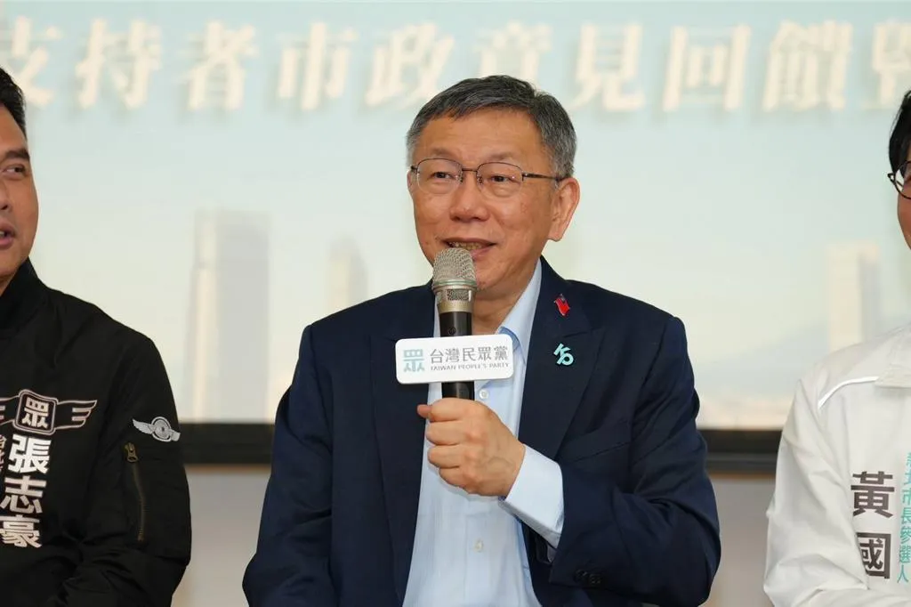 柯文哲近日批評台北市長蔣萬安推出的「國中小免費營養午餐免費」、「生生喝鮮奶」政策，是為騙選票，引發討論。（圖/民眾黨提供）
