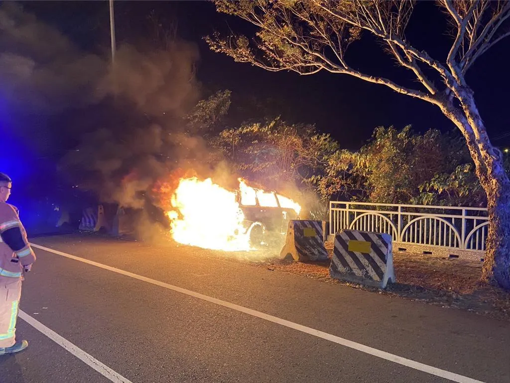 車子不明原因自燃。（圖／警方提供）