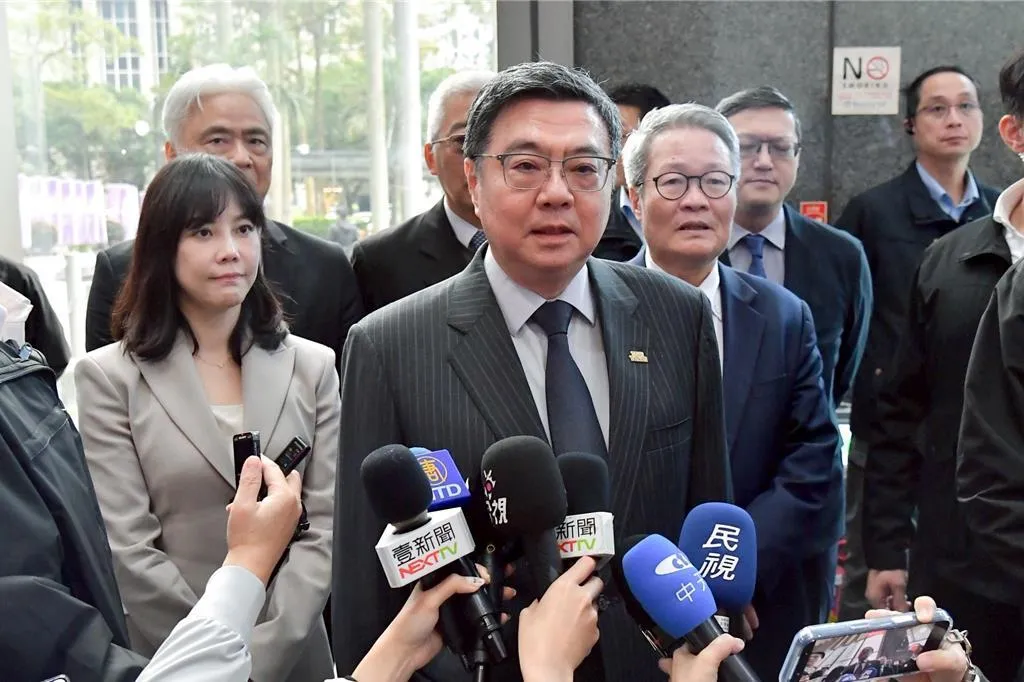 卓榮泰強調，企業自主投資2500億美元，以及國家提供的2500億美元信保是分開的，希望媒體不要再寫成5000億美元，這是絕對的錯誤。（圖/行政院提供）