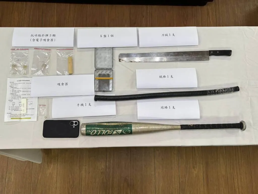 金門縣金寧鄉22日爆出民眾債務糾紛，警方在犯嫌車上查獲毒品依托咪酯、球棒急刀具等贓證物。（圖／翻攝畫面）