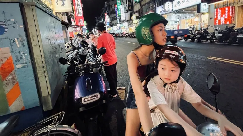 台灣導演鄒時擎執導的「左撇子女孩」,以台北喧騰的夜市為背景,細膩描繪一段跨越3代母女的動人篇章。該片代表台灣角逐本屆奧斯卡最佳國際影片,最後未能入圍5強。(圖/左撇子女孩電影製作有限公司提供)