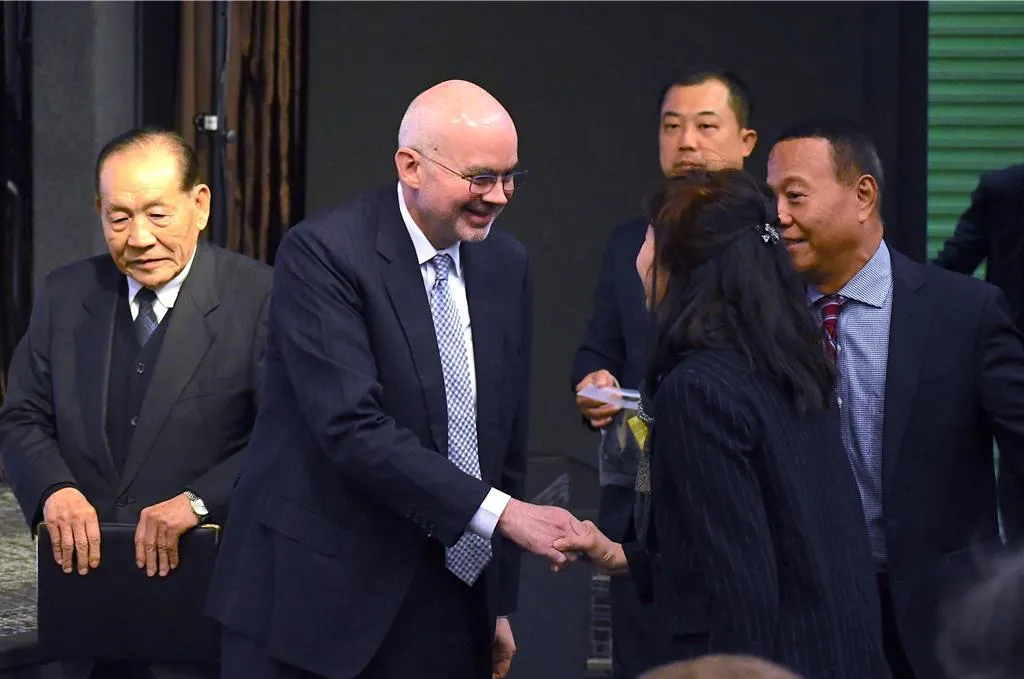 國防院董事長霍守業一級上將（左1）、美國在台協會處長谷立言（左2）出席「強化國防投資與國家整體發展」座談會。（圖／中時提供）