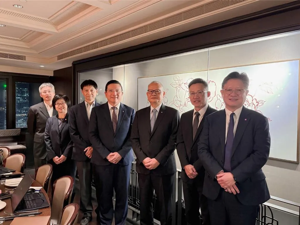 陽明海運董事長蔡豐明(左四)啟動經營團隊世代交替,市場傳出,行政院核定業務長暨資深協理李明輝(右二)升任總經理,接替現任總經理白崑榮(右三)。(圖/資料照)