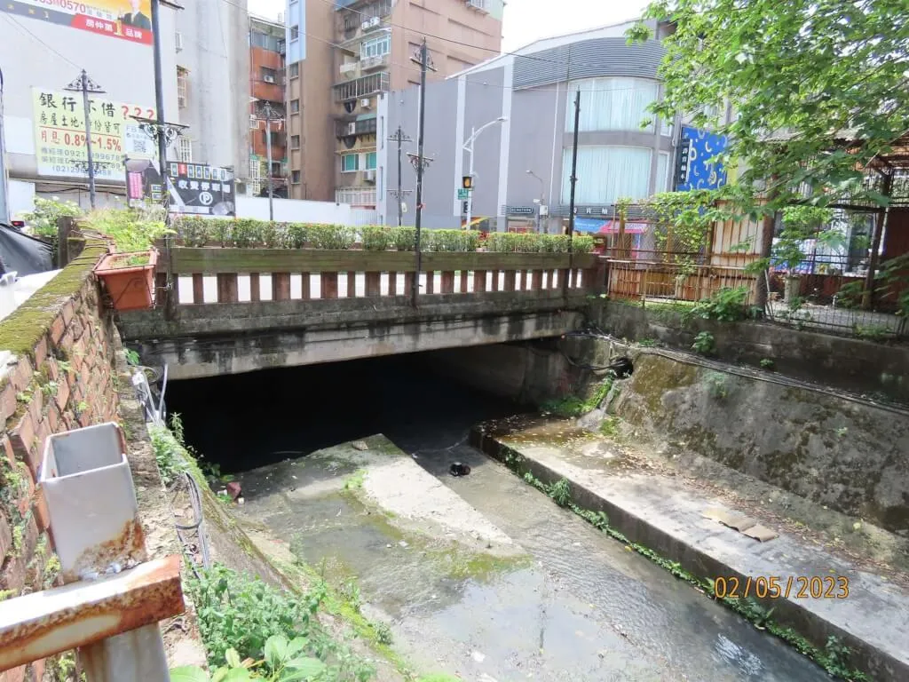 信義路八號橋位於台北市文昌街，2023年之前可見到橋下水道。（圖／台北市橋涵管理系統）