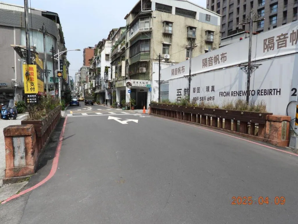 隨著都更建案興建，「信義路八號橋」下方河道已被覆蓋遮蔽。（圖／台北市橋涵管理系統）