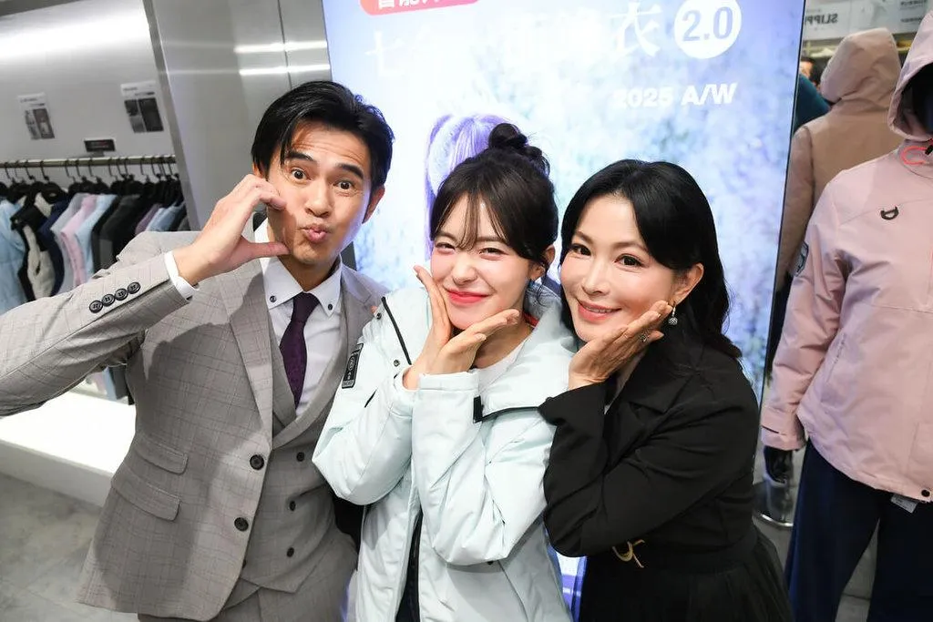 韓籍啦啦隊員李多慧(中)客串8點檔《百味人生》,開心與演員黃玉榮(左)、德馨(右)合影。(圖/三立提供)