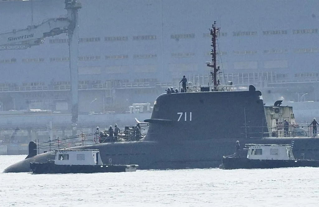 潛艦國造原型艦「海鯤號」目前正在海上測試（SAT）階段，21日下午再度現身，但僅在高雄港內移動。（圖／中央社）