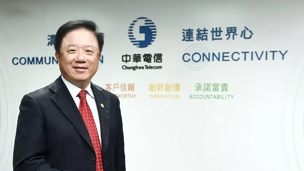 中華電2026年財測出爐，營收挑戰2,419.9億～2,436.8億元，EPS則介於4.82～5.02元，力拚超車2025年。董事長簡志誠強調，中華電擘劃「建技術」、「拓業務」、「擴版圖」三大發展方向，全面驅動營收與獲利成長。（圖／工商時報提供）