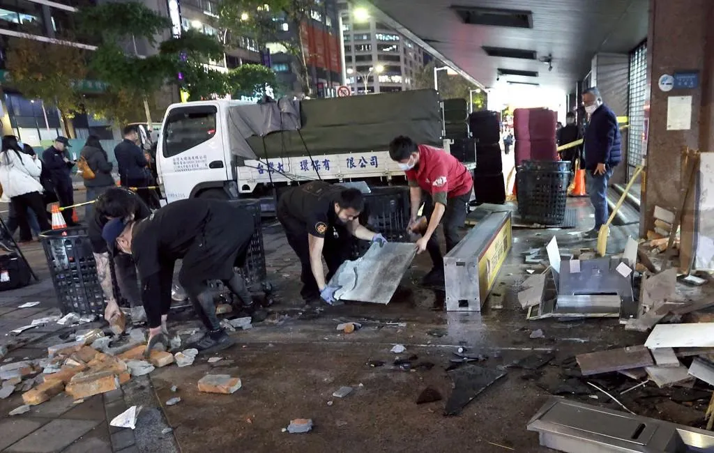 一輛三立新聞台採訪車23日衝入彰化銀行吉林分行內，導致10人輕重傷，事發後清潔人員正忙著清理車禍現場。（圖/資料照）