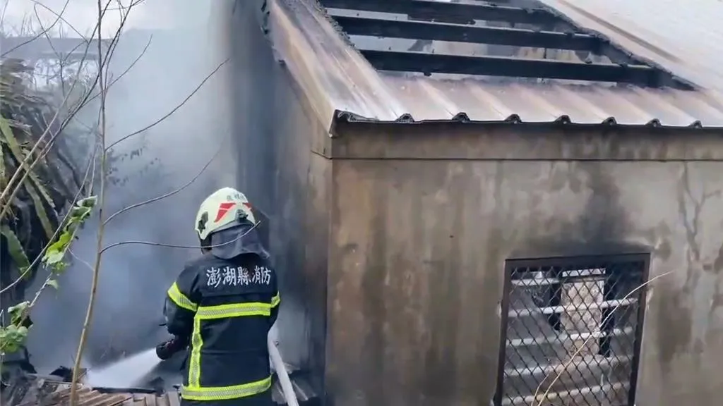 西嶼鄉赤馬村108號住宅,今日中午屋主女兒在戶外燃燒雜草時,不慎引燃屋內雜物,導致兩間房間燒毀,屋頂燒穿,燃燒面積達6平方公尺。(圖/警消提供)