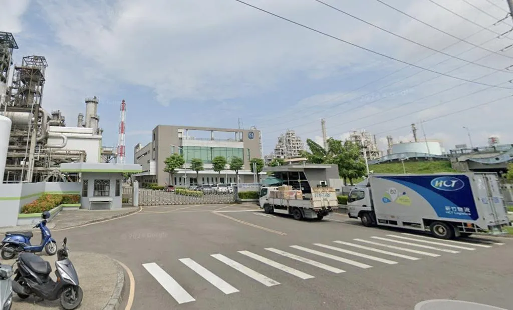 長春集團旗下的信昌化工林園廠近日驚傳停工並啟動大規模裁員，引發員工不滿和社會關注。（圖／翻攝自Google Maps）