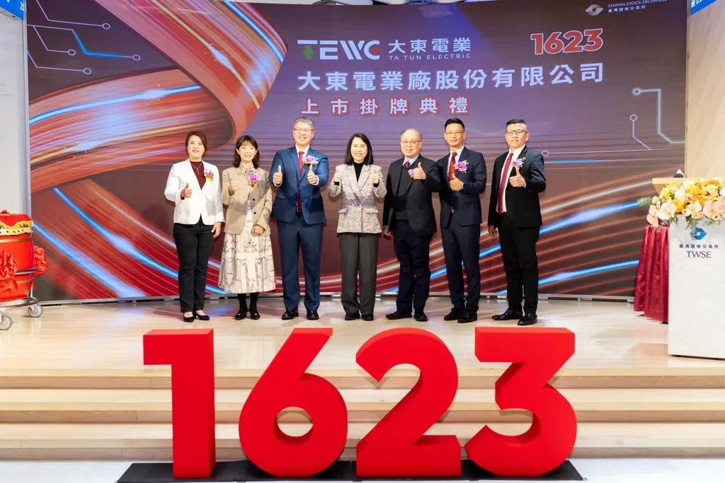 大東電（1623）22日掛牌上市，圖中左三為董事長林志明 ；左二為副董事長李雅鈴；右一為總經理楊博文。圖/大東電提供