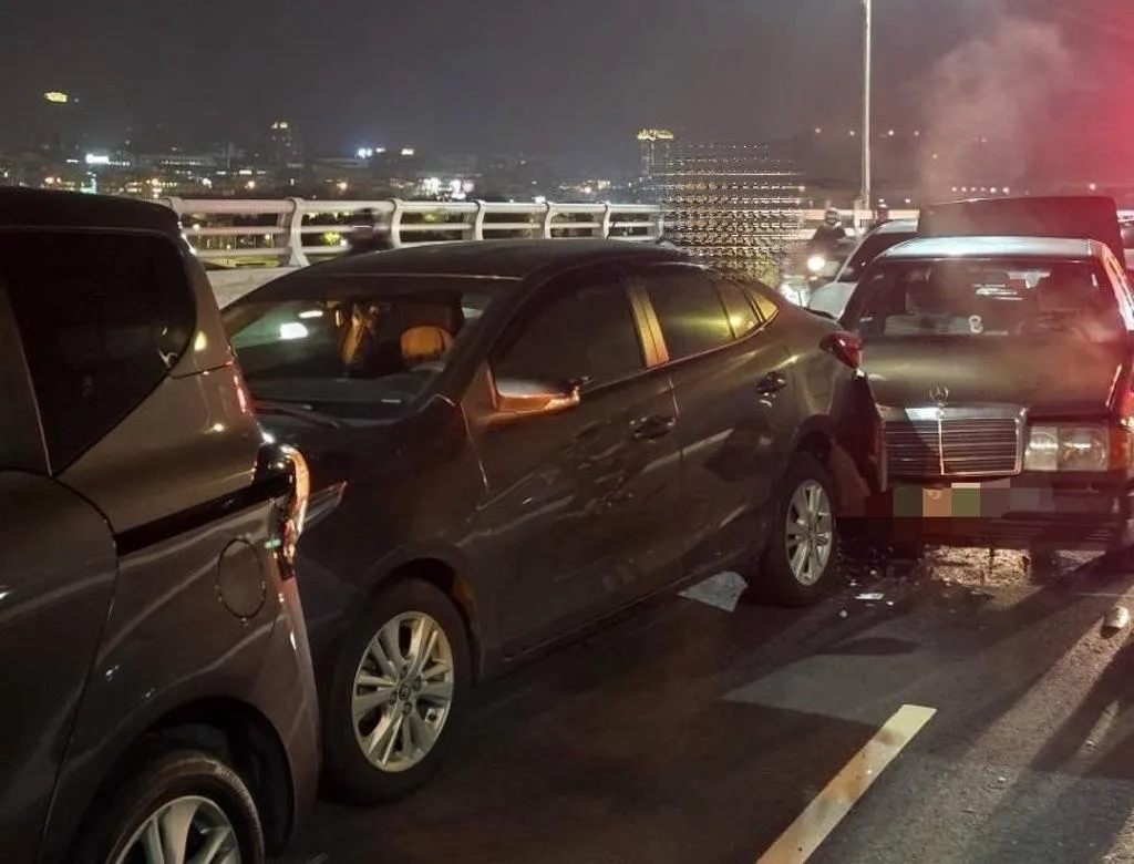台北市民權大橋於今（26）日晚間發生一起四車連環撞的嚴重車禍。（圖／翻攝畫面）