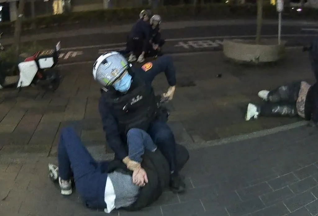 台北市信義區25日清晨5時許，松山路一帶的超商前發生一起激烈的衝突事件。（圖／翻攝畫面）