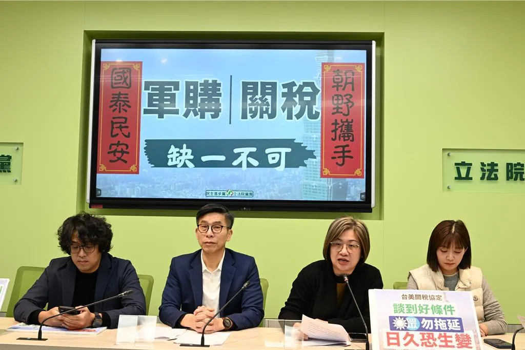 民進黨團27日舉行「軍購關稅缺一不可、朝野攜手國泰民安」記者會。（圖／中時王千豪攝）
