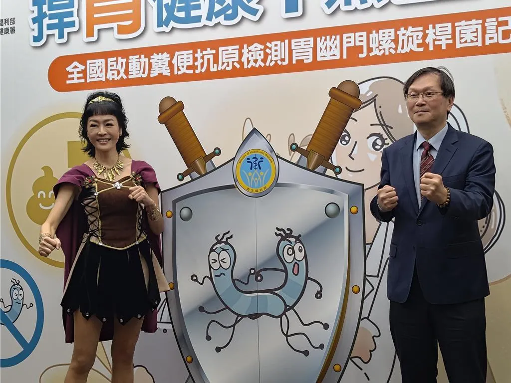 衛福部常務次長莊人祥與藝人唐玲以病友身分出席胃癌篩檢納入公費記者會,分享親身經歷呼籲民眾把握篩檢機會。(圖/中時新聞網)