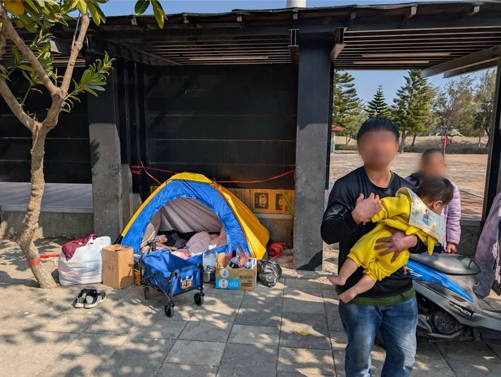 台中市大安區一對夫妻因無力負擔房租，被迫帶著一歲幼兒在龜殼生態公園搭帳篷棲身。（圖／警方提供）