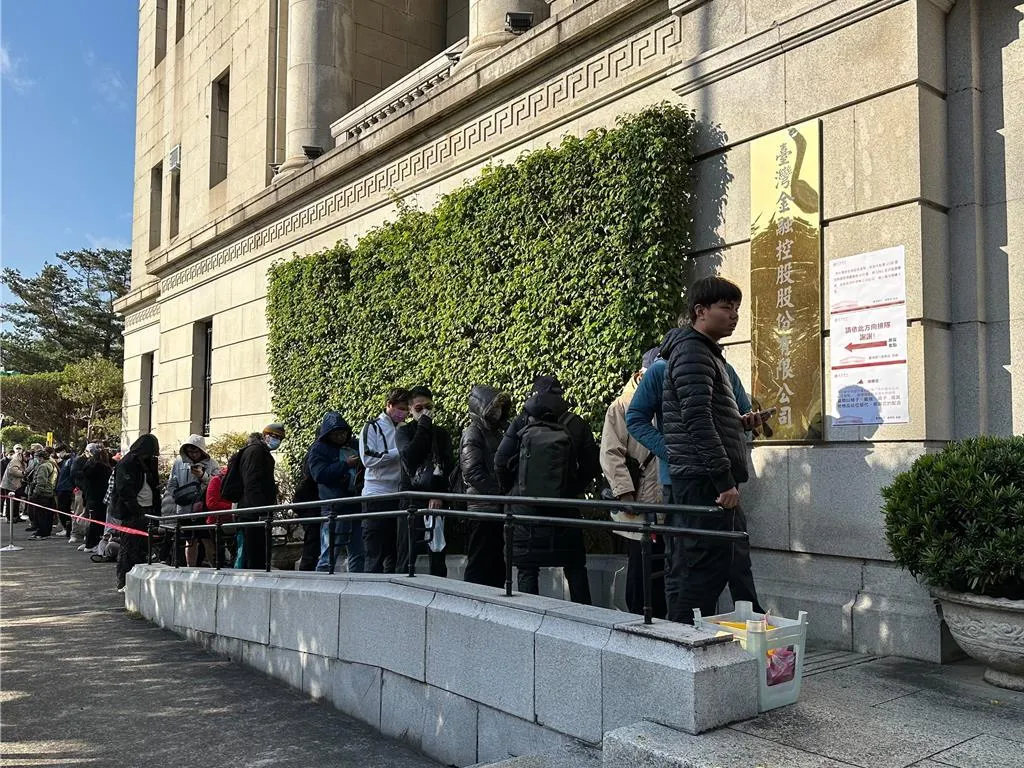 馬年生肖套幣臨櫃開賣，頭香兩位大學生凌晨一點就到場排隊。（圖／工商時報呂欣芷攝）